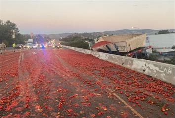 卡車車禍番茄溜光光！美公路番茄漫路面 4車打滑3...