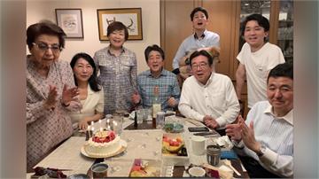 安倍晉三上個月才為94歲母親慶生　3兄弟久違相聚...