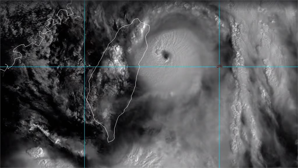 由於璨樹周圍環流容易進入陸地，北台灣需嚴加防備。圖／翻攝自RAMMB/Himawari-8 Imagery