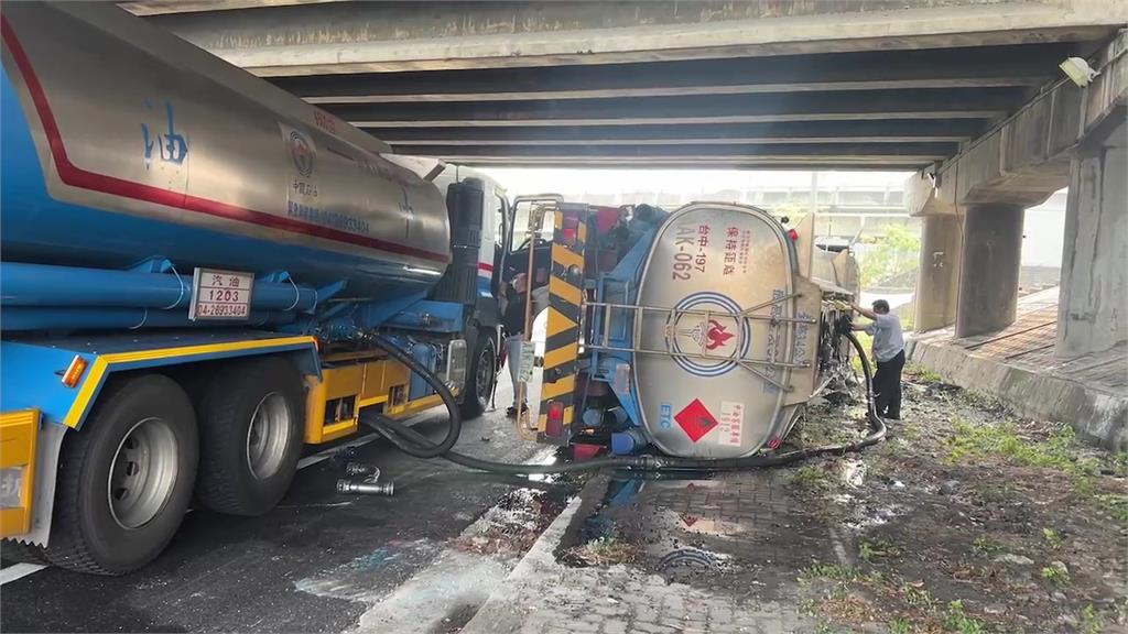 中油油罐車過彎失控翻覆。圖／台視新聞