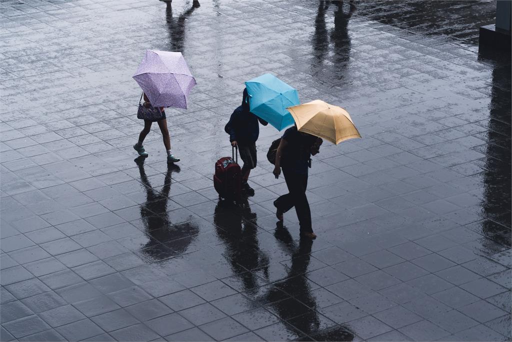 21日各地都有陣雨或雷雨、局部大雨或豪雨發生的機率。圖：翻攝自unsplash