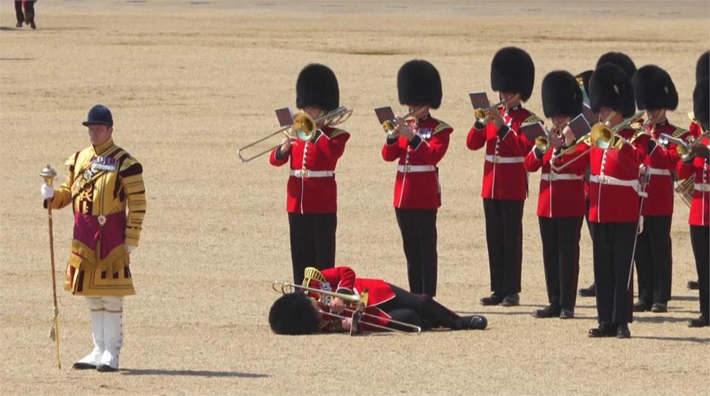 英國皇家衛兵熱暈倒地。圖／美聯社、路透社