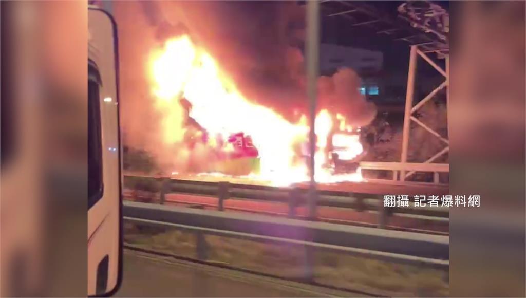 國道2號大湳交流道發生遊覽車火燒車事故，火勢一度相當猛烈。圖／翻攝自記者爆料網