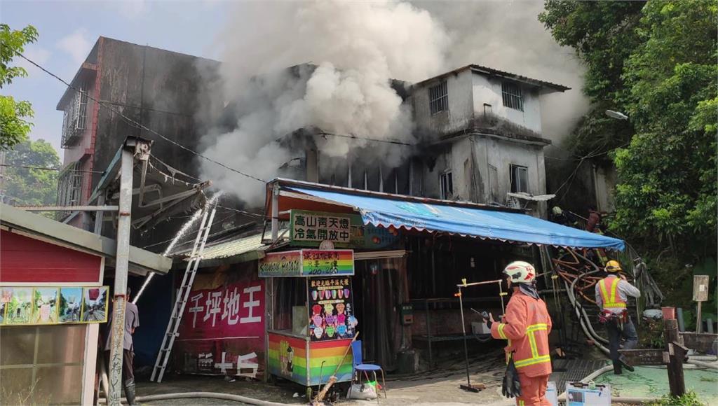 平溪老街鐵軌旁的房屋起火，警消佈水線灌救。圖／台視新聞