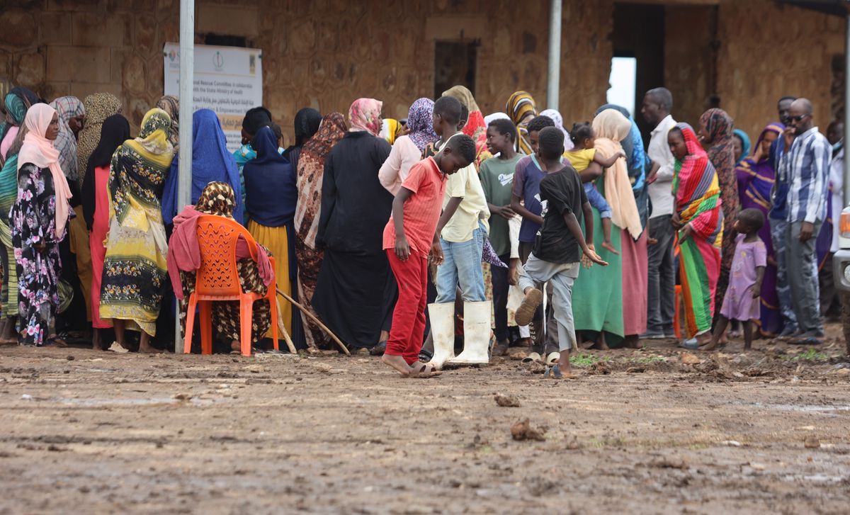 Menschen versammeln sich in einem Lager für Vertriebene aufgrund von Kämpfen in Sinja, Sennar State, im östlichen Sudan, 24. Juli 2024.