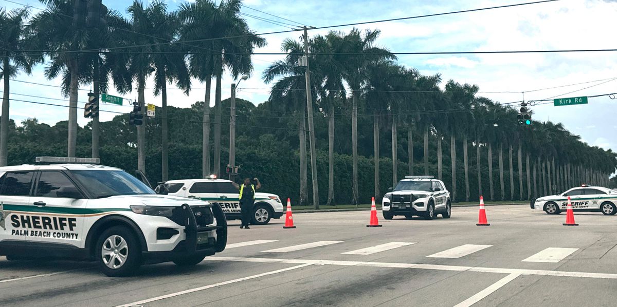 Sheriff-Fahrzeuge in der Nähe des Trump International Golf Clubs in West Palm Beach, Florida, am 15. September 2024 nach gemeldeten Schüssen.