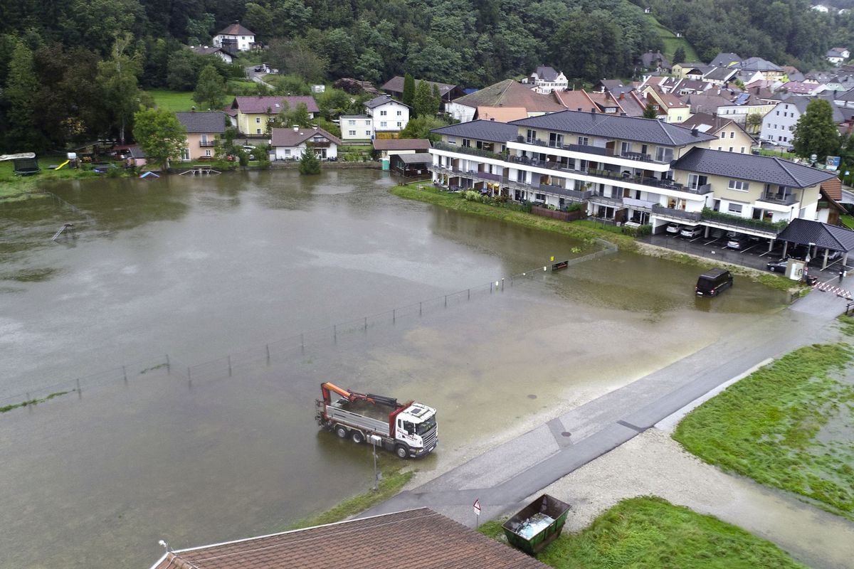 Ganze Felder und Strassenabschnitte stehen unter Wasser, wie hier im Bezirk Braunau.