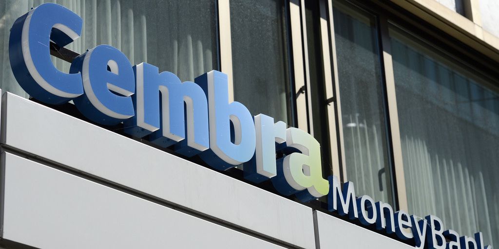 Das Logo der Cembra Money Bank an einem Gebäude in Zürich.