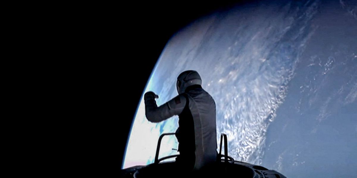 Jared Isaacman während eines Weltraumspaziergangs aus der Luke von SpaceX Polaris Dawn, zeigt Erde im Hintergrund, September 12, 2024.