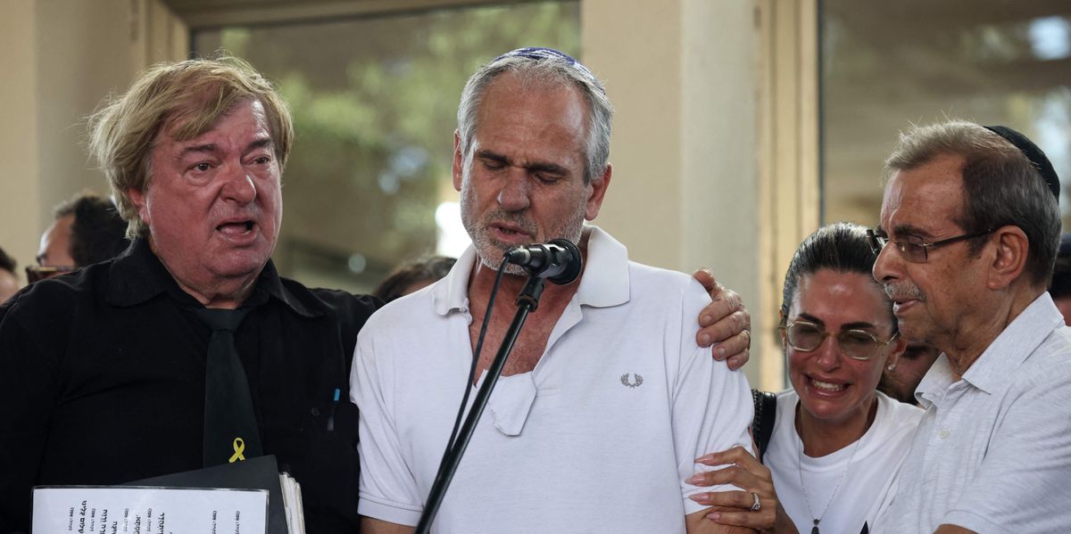 Wut und Trauer: Der Vater der getöteten israelischen Geisel Almog Sarusi spricht bei der Beerdigung seines Sohnes. (Photo by Oren ZIV / AFP)