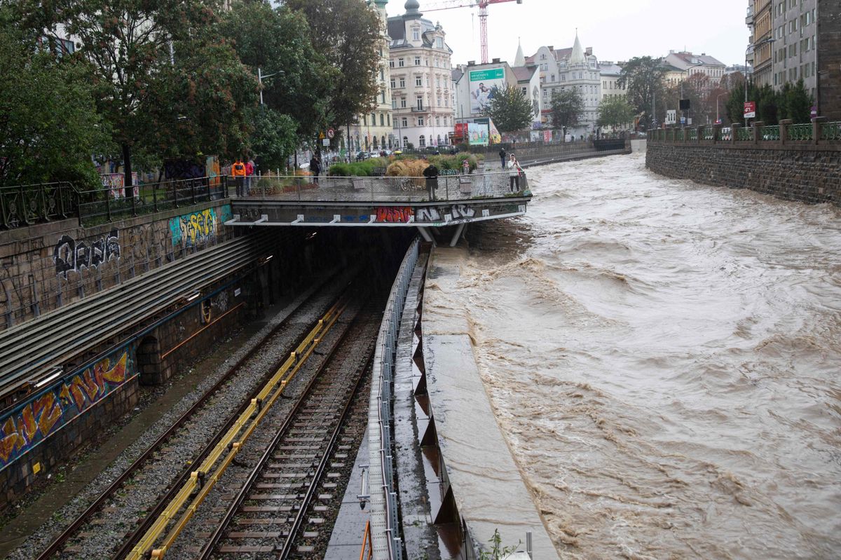 Der Wienfluss tritt am 15. September 2024 nahe der U-Bahn-Linie U4 bei der Station Pilgrammgasse in Wien, Österreich, über die Ufer. Ein Feuerwehrmann ist bei Überschwemmungen durch heftige Regenfälle gestorben. (Foto von Alex HALADA / AFP)