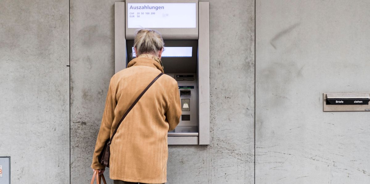 Person hebt am 22. September 2015 an einem Bankomat an der Zweierstrasse in Zürich Geld ab.