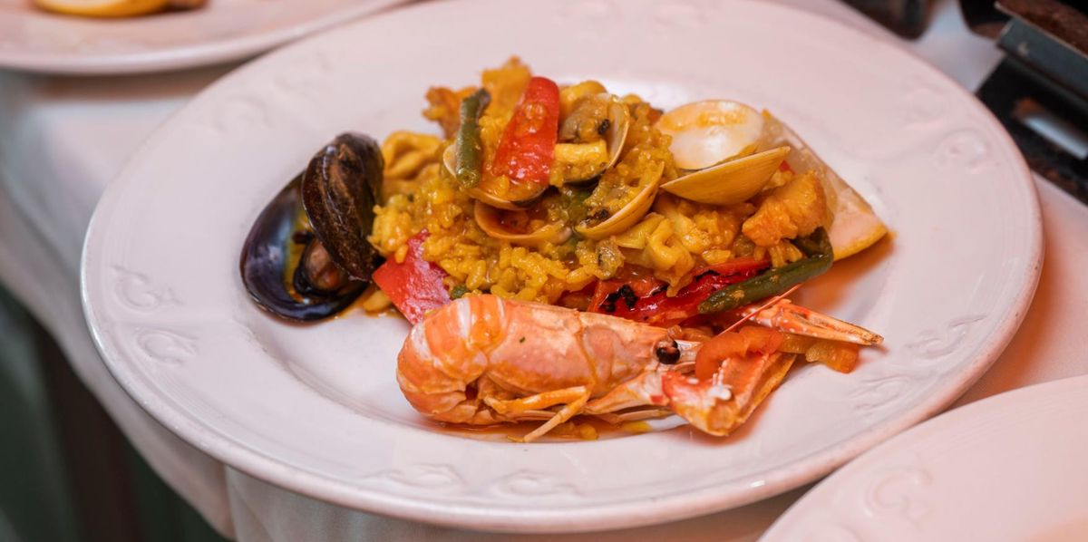 Ein Teller mit spanischer Paella, garniert mit Meeresfrüchten im Restaurant Costa Brava im Kreis 5.