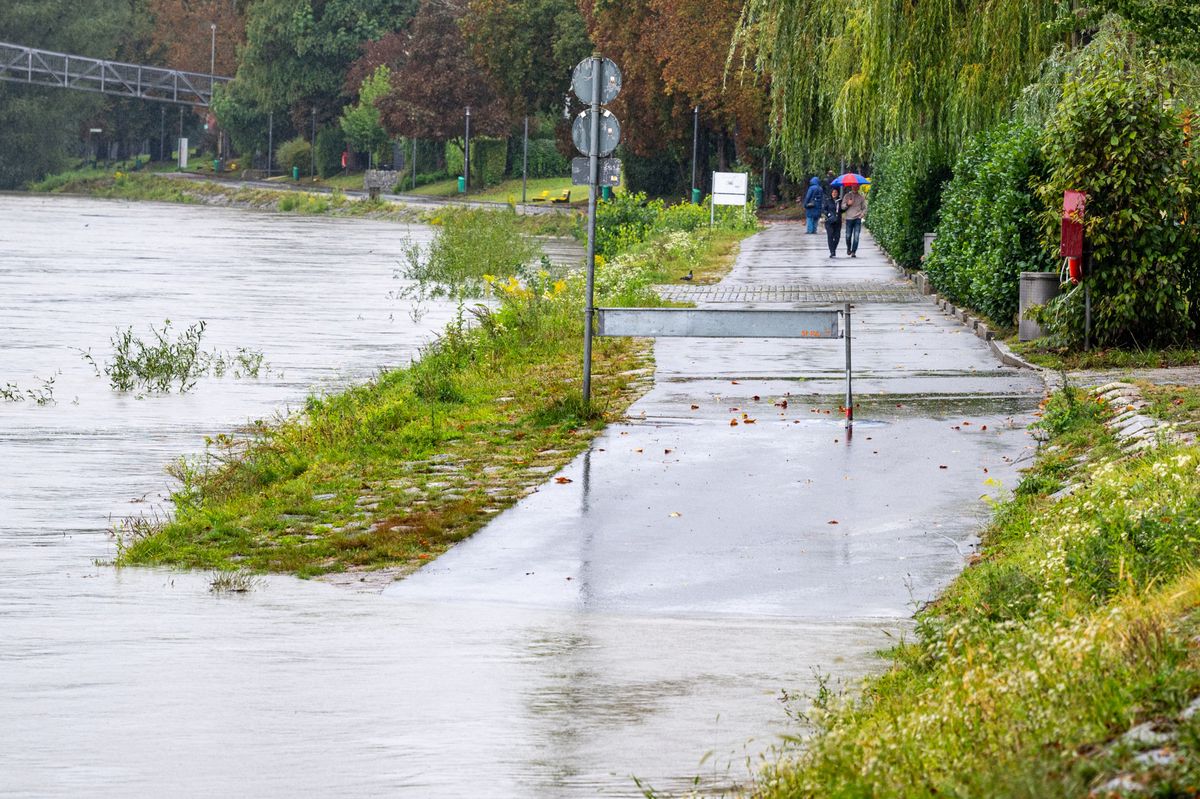 Passau in Bayern: Eine Absperrung steht am überschwemmten Innufer.