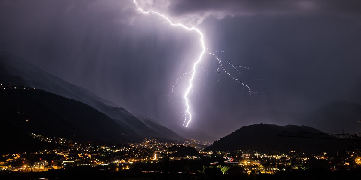 Blitzgewitter ueber Lamone Cadempino bei Lugano im Tessin am Mittwoch, 2. September 2015. (KEYSTONE/Ti-Press /Gabriele Putzu)