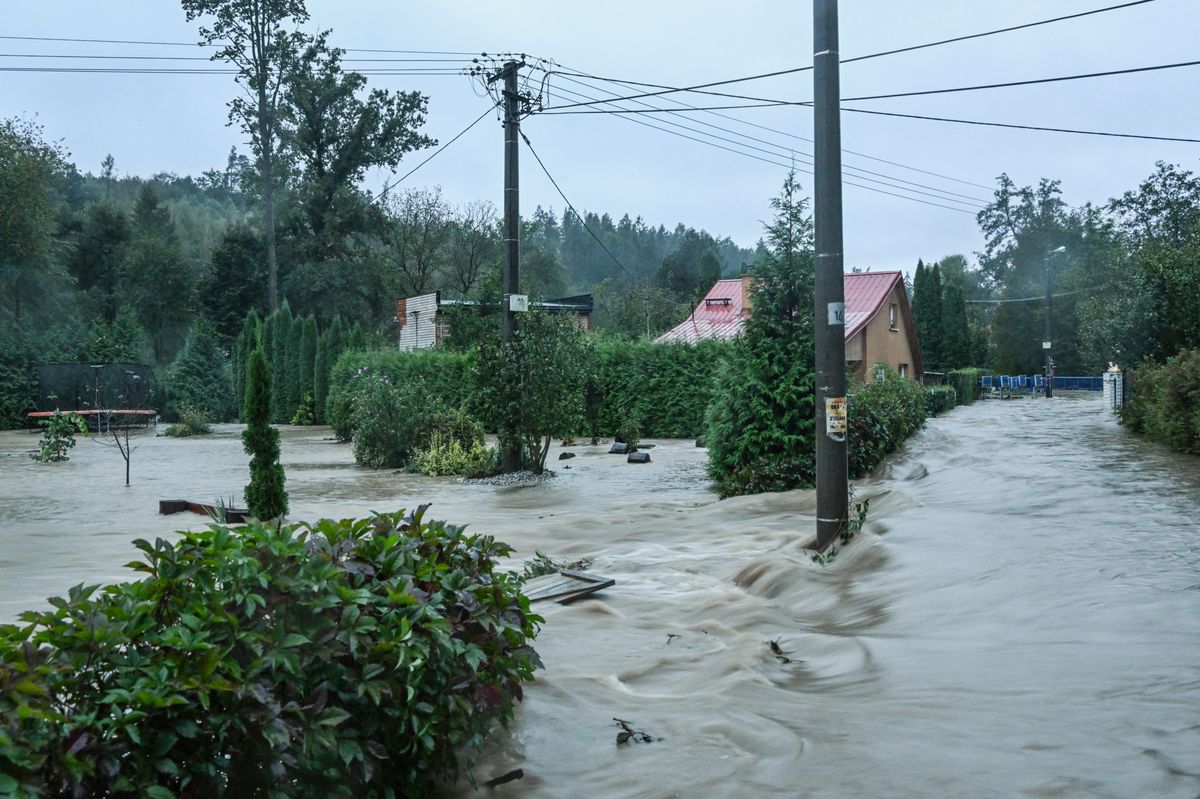 Überflutung in einem Vorort von Ostrava, wo der Bach Porubka über die Ufer getreten ist.