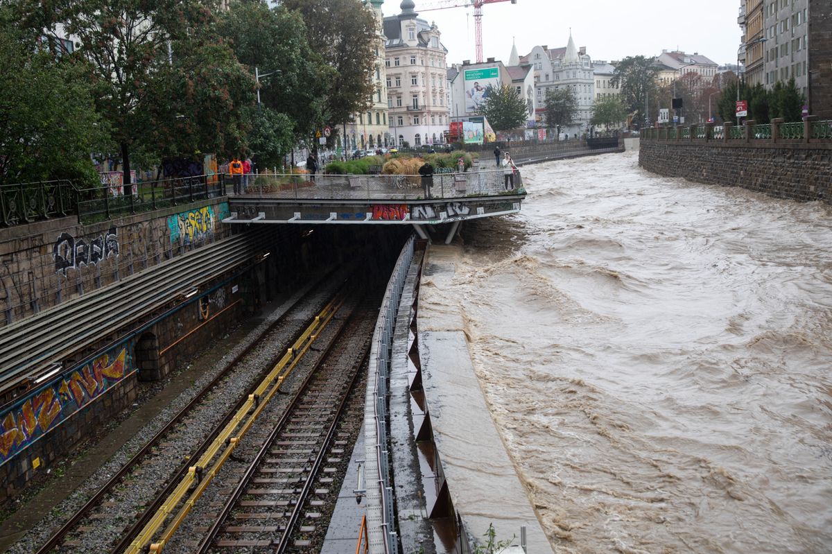 In Wien wälzen sich Wassermassen entlang des Wienflusses durch die Stadt. In den meisten Vierteln halten die meterhohen Mauern entlang des künstlichen Flussbettes aber noch stand – wie hier in der Nähe der Gleise der U-Bahnlinie U4.