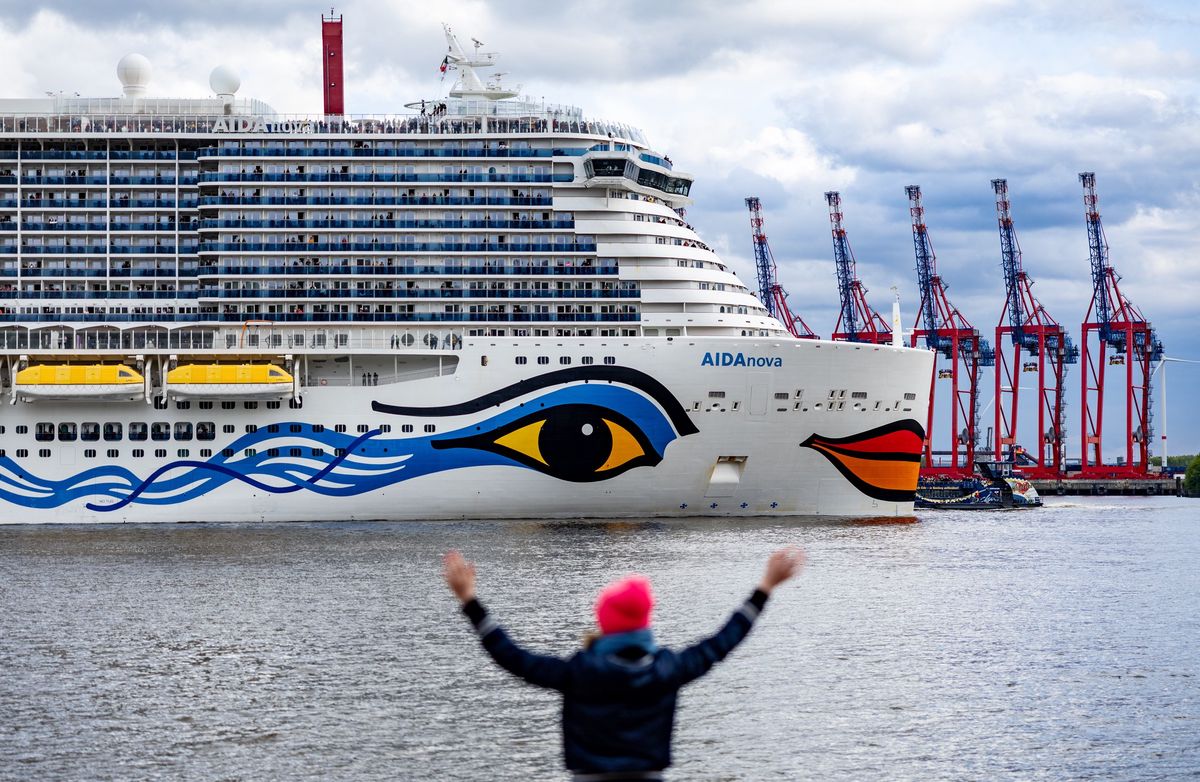 PRODUKTION - 20.04.2024, Hamburg: Das Kreuzfahrtschiff ·AIDAnova· verlässt den Hamburger Hafen. (zu dpa: «Leonhard stellt aktuelle Zahlen zur Kreuzfahrtbranche vor») Foto: Axel Heimken/dpa +++ dpa-Bildfunk +++ (KEYSTONE/DPA/Axel Heimken)