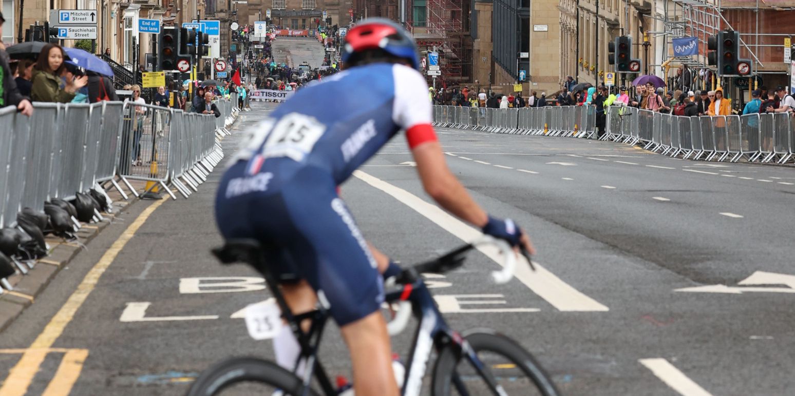 Radfahrer durchqueren das Stadtzentrum von Glasgow während des Elite-Strassenrennens der Männer bei der UCI-Radweltmeisterschaft am 06. August 2023.