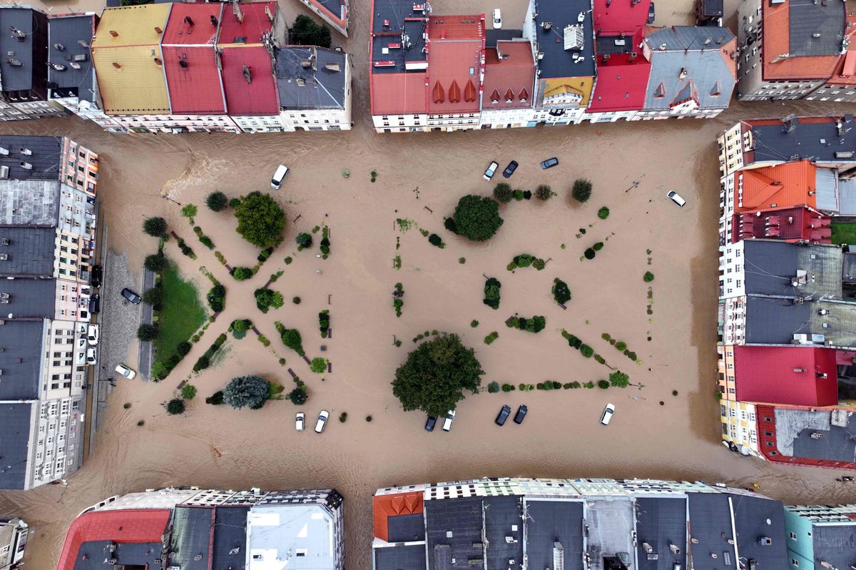 Luftaufnahme vom 15. September 2024 zeigt den überfluteten Hauptplatz in Glucholazy, Südpolen, umgeben von bunten Gebäuden.