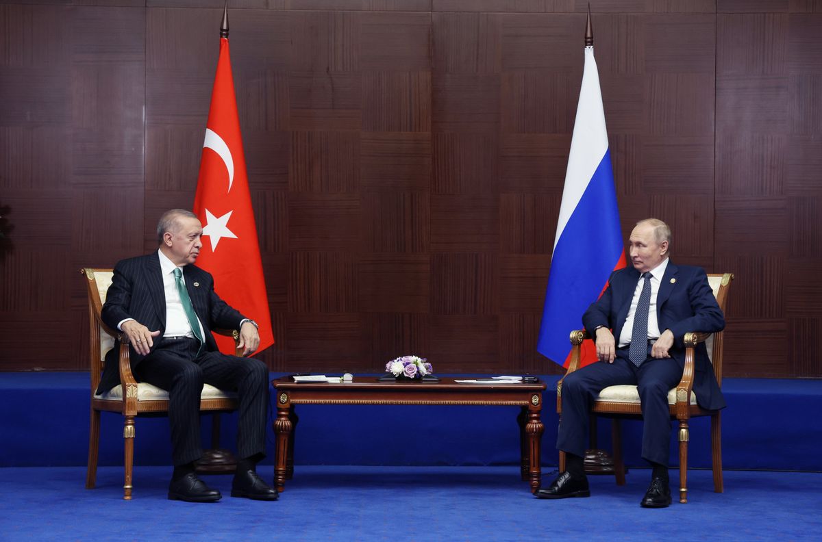 Der türkische Präsident Recep Tayyip Erdogan (links) trifft den russischen Präsidenten Wladimir Putin (rechts) am Rande des 6. Gipfels der Konferenz für Interaktion und vertrauensbildende Massnahmen in Asien (CICA) in Astana, Kasachstan, am 13. Oktober 2022.