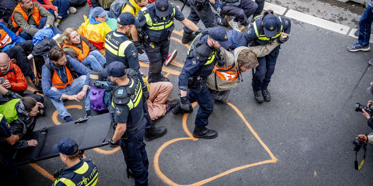 Die Polizei greift ein, während Unterstützer von Extinction Rebellion (XR) die A12-Autobahn blockieren, drei Tage bevor die Regierung ihre Jahrespolitik am Budgettag in Den Haag, Niederlande, am 14. September 2024 vorstellt. Die Klimaaktivistengruppe fordert die sofortige Beendigung von Steuervorteilen für die fossile Industrie.