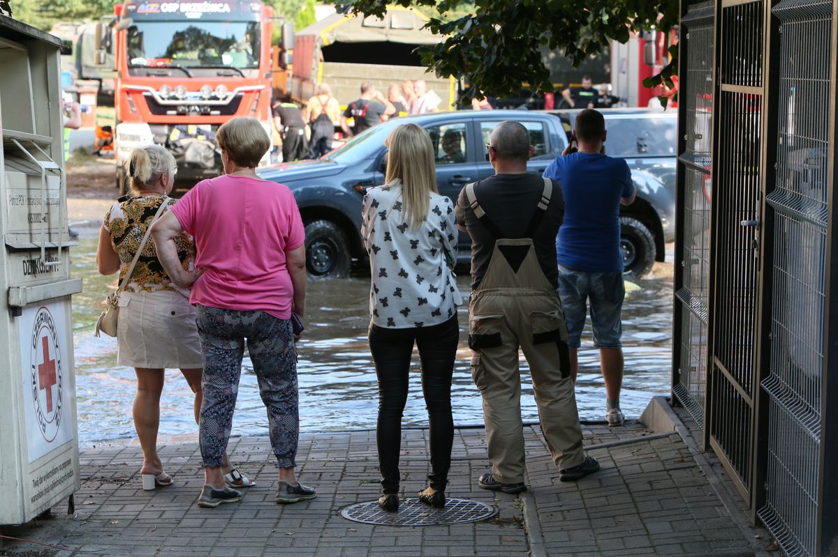 Menschen beobachten eine überflutete Strasse in Zagan, Westpolen, nach Überschwemmungen durch Sturm Boris am 18. September 2024.