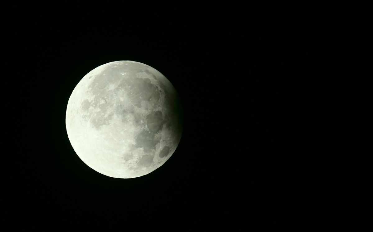 Der teilweise im Schatten der Erde stehende volle Mond, auf der rechten Seite ist eine partielle Mondfinsternis in Rheinland-Pfalz, Kandel, zu sehen, aufgenommen am 18.09.2024.