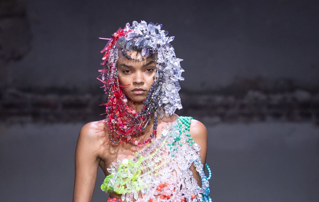 Eine Model trägt während der Germanier Womenswear Frühling/Sommer 2023 Show auf der Paris Fashion Week ein buntes, glitzerndes Kleid auf dem Laufsteg.