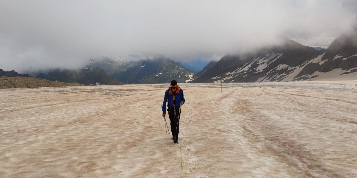 Gletscher schmelzen: Saharastaub auf dem Griesgletscher.