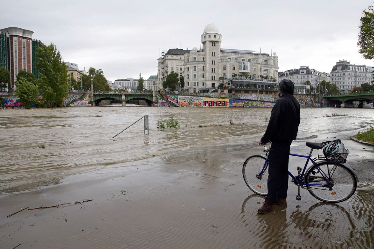 Die Pegelstände steigen immer weiter: Eine Person schaut in Wien auf den Donaukanal. (15. September 2024)