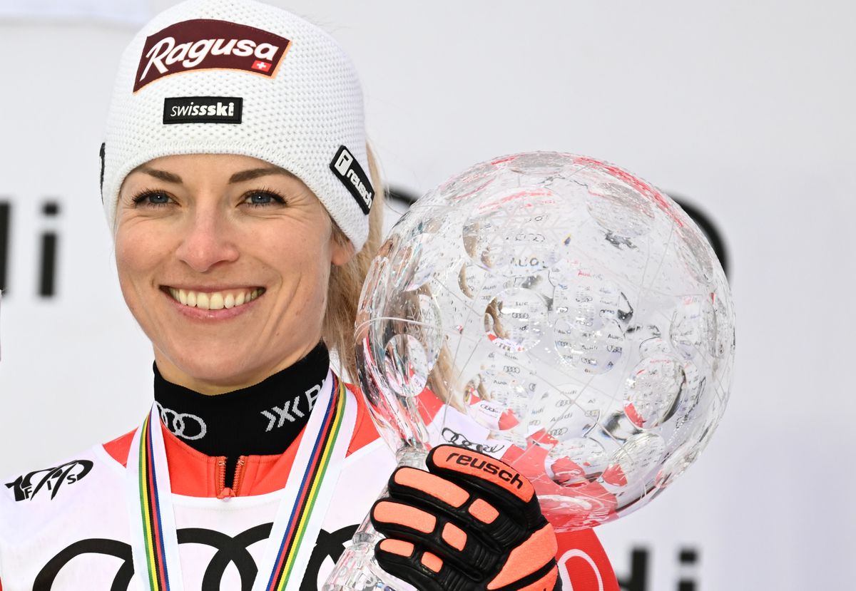 ABD0094_20240323 - SAALBACH-HINTERGLEMM - ÖSTERREICH: Lara Gut Behrami (SUI) am Podium Frauen-Gesamtweltcups im Rahmen des Ski-Weltcup Finales am Samstag, 23. März 2024, in Saalbach-Hinterglemm. - FOTO: APA/BARBARA GINDL