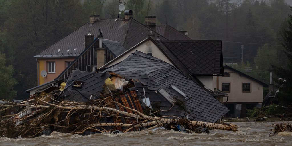 Eingestürzte Häuser im überfluteten Bela-Fluss nach starkem Regen in der Stadt Jesenik, Tschechische Republik, 16. September 2024.