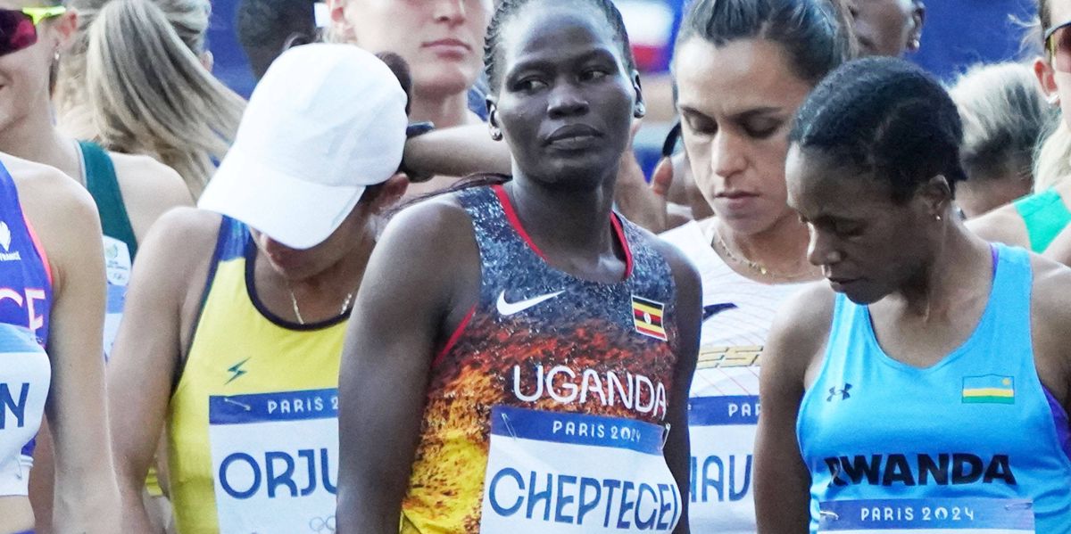 Rebecca Cheptegei aus Uganda steht mit anderen Läuferinnen beim Marathon-Finale der Frauen bei den Olympischen Spielen 2024 im Stade de France.