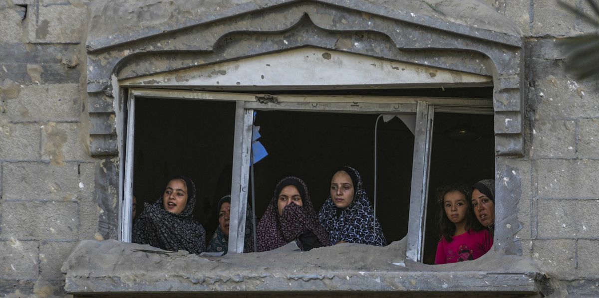 Palästinenser blicken aus einem beschädigten Fenster, nachdem ein israelischer Luftangriff ein überfülltes Zeltlager im Gazastreifen zerstört hat, Dienstag, 10. September 2024.