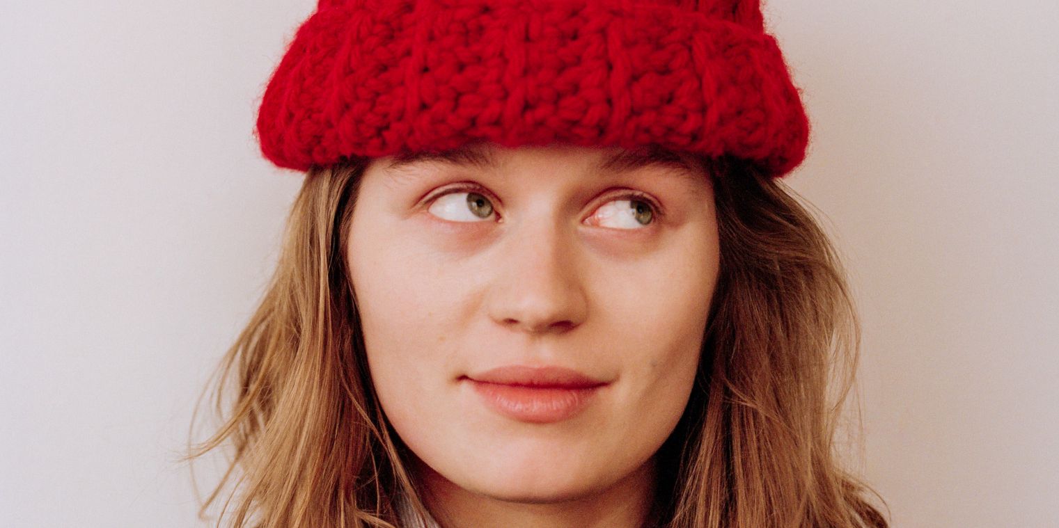 Girl in Red mit roter Strickmütze