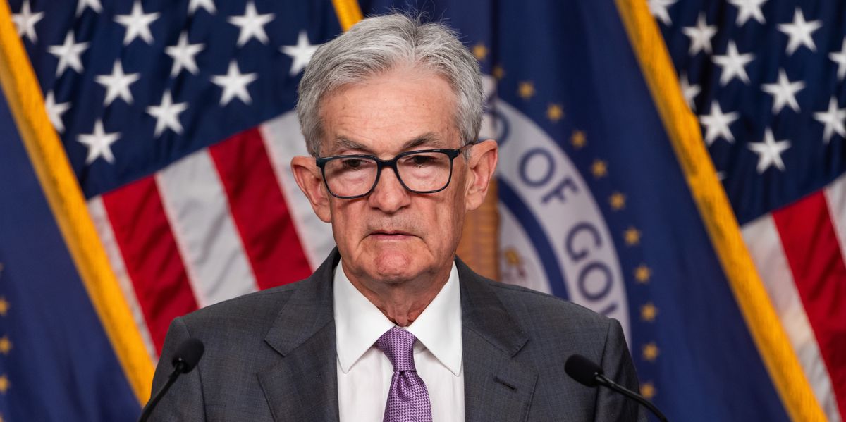 Jerome Powell hält eine Pressekonferenz nach einer zweitägigen Konferenz der US-Notenbank ab, wobei im Hintergrund US-Flaggen zu sehen sind, Washington, DC, USA, 31. Juli 2024.