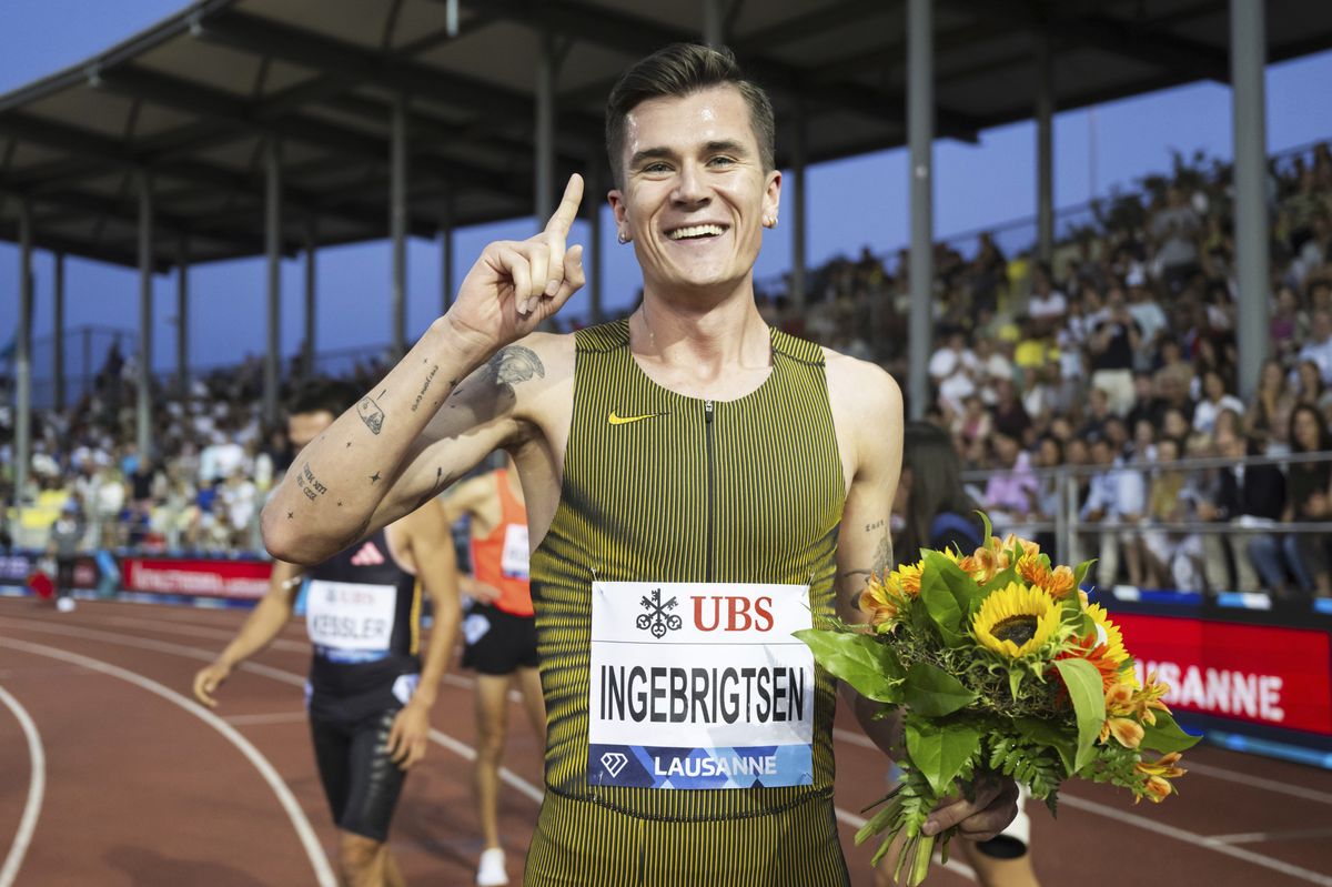 Jakob Ingebrigtsen aus Norwegen feiert den Sieg im 1500m-Lauf der Männer beim Weltklasse-Athletik-Meeting Athletissima im Stade Olympique de la Pontaise in Lausanne, Schweiz, am Donnerstag, den 22. August 2024.