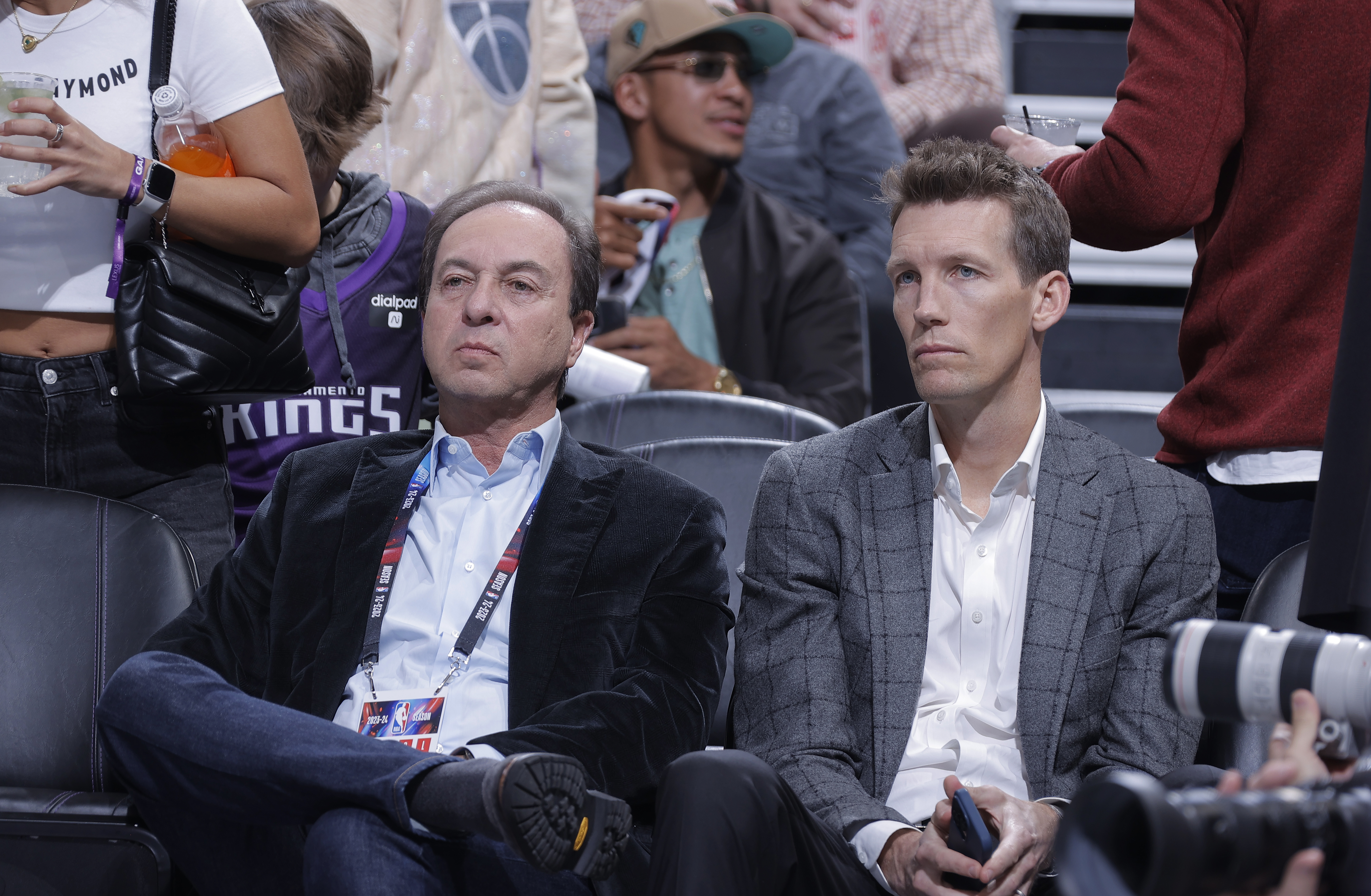 Mike Dunleavy Jr. sitting next to Joe Lacob.