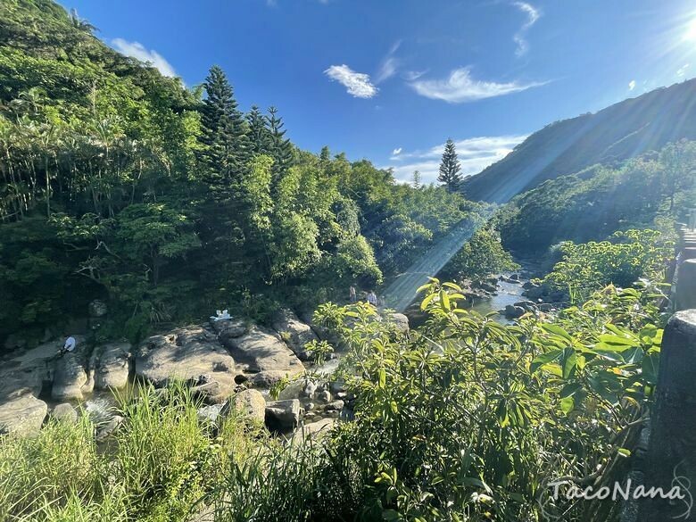 台北免費玩水景點》內雙溪戲水區│冰涼溪水、尋找小蝦小蟹。跟著我們一起玩整天，從早玩到晚喔！