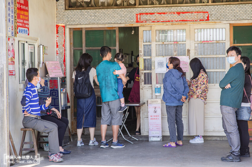 明豐珍兔仔寮牛舌餅｜號稱最難買、最難排的牛舌餅，雖然很偏僻，但排隊的人龍真的多到誇張～