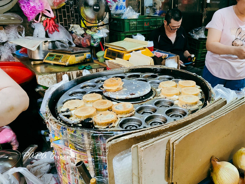 台中市西區台中｜小吃  15元紅豆餅 : 巷仔人才知道就在向上市場內，真的在裡面