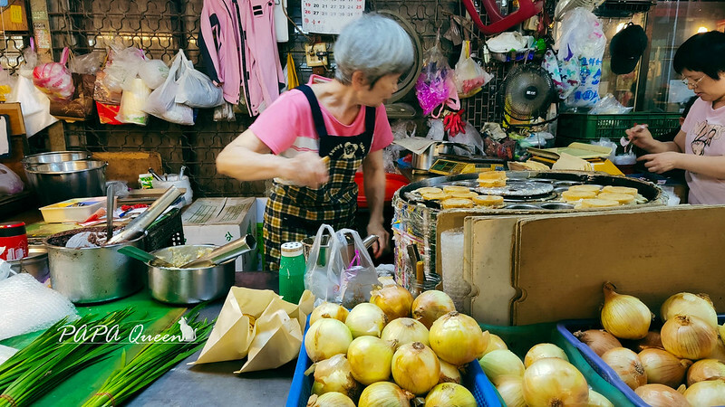 台中市西區台中｜小吃  15元紅豆餅 : 巷仔人才知道就在向上市場內，真的在裡面