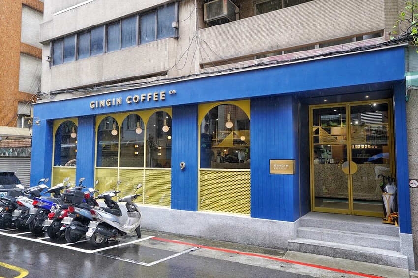 隱藏在巷弄裡的「GinGin Coffee Company」早午餐咖啡廳！早午餐、甜點全天候供應！超美店外觀，還有陽光窗邊座位區都很值得拍照打卡～ - 阿華田的美食日記