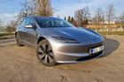 Do redakční garáže zavítala Tesla Model 3 Long Range, provedení se 75kWh baterkou, pohonem zadních kol a cenou od 1 099 990 korun. Papírově v ideálních podmínkách a v kombinovaném provozu ujede až 702 km.