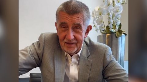 Babiš se na sítích definitivně "odbrzdil". Padají intimnosti i otázky na Schillerovou