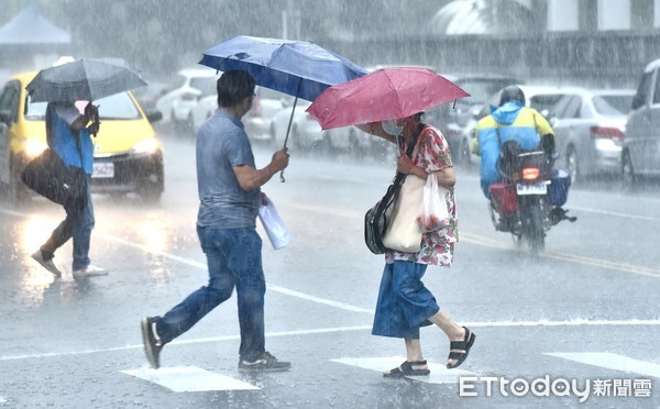 ▲▼大雨,下雨,雨天,天氣,豪大雨特報,雷陣雨,梅雨,降雨,氣象,通勤,豪雨特報,颱風外圍環流,西南氣流,鋒面,行人,撐傘,雨傘,路人,過馬路。（圖／記者李毓康攝）