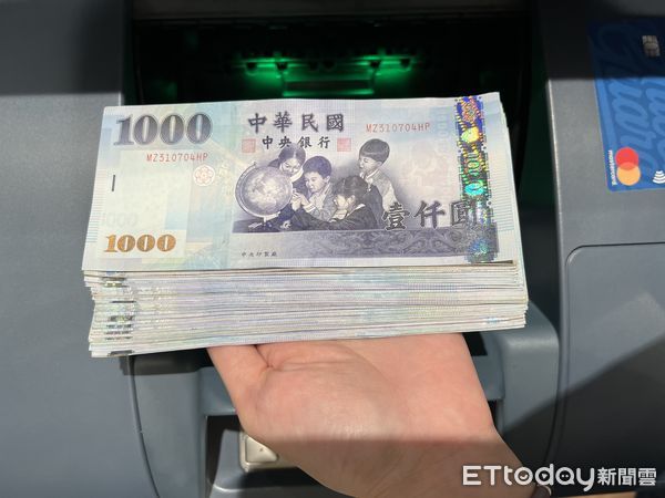  ▲▼領錢,鈔票,ATM,一疊千鈔。（圖／記者劉維榛攝）