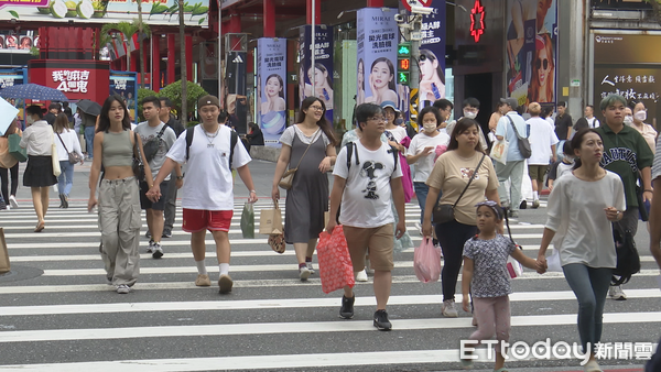 ▲▼信義區,街景,逛街人潮,疫後生活,戴口罩。（圖／記者姜國輝攝）