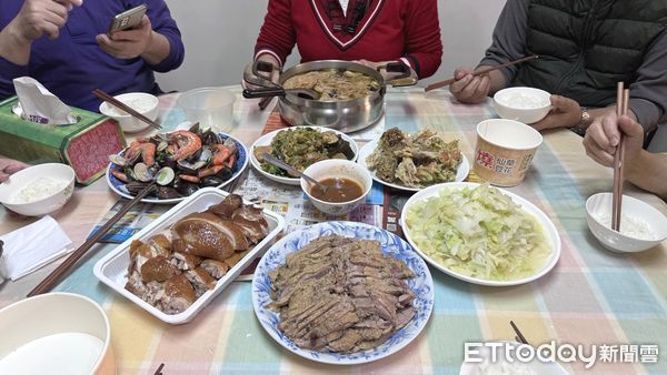 ▲▼年夜飯,圍爐,過年,親戚,團圓,年菜,海鮮,鴨肉,雞肉,吃飯,聚餐,家族。（示意圖／記者鄺郁庭攝）